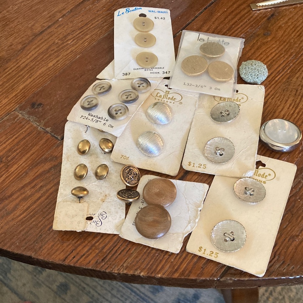LA Mode Assorted vintage Button collection 1960s. Most new on card. Deets below